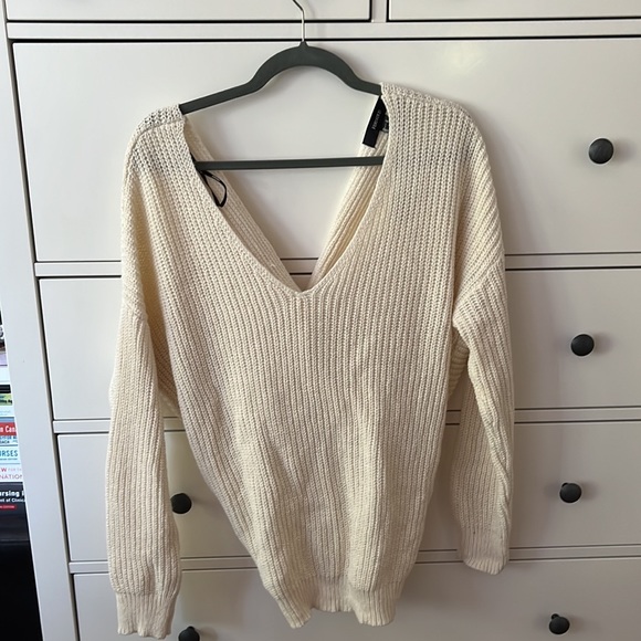 Cream v-neck knitted sweater with knot detailing on the back. Size M. - Picture 4 of 5